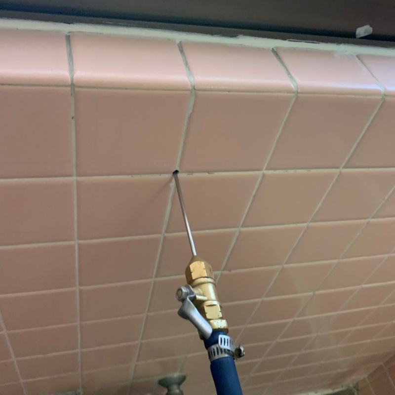 壁にシロアリ駆除剤を注入