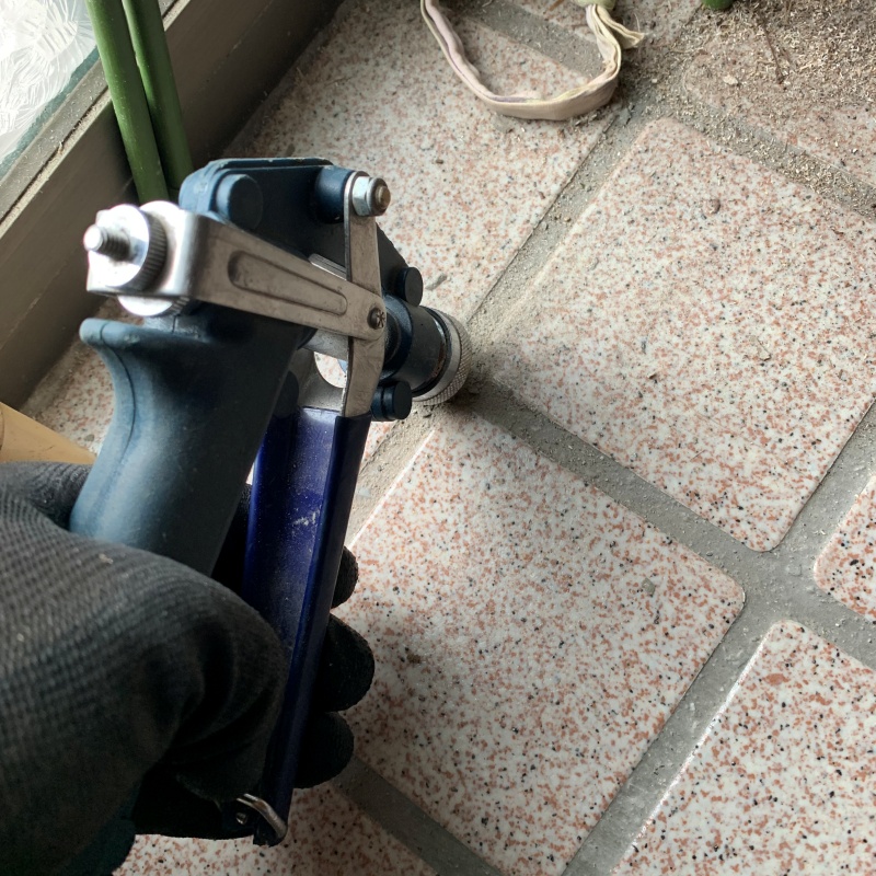 床にシロアリ駆除剤を注入