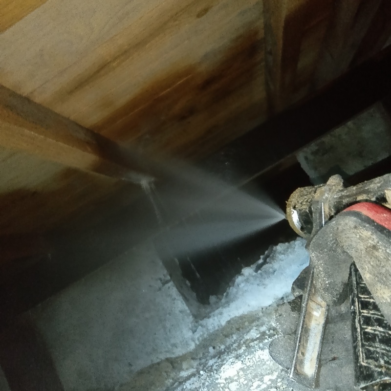 床下の木材にシロアリ駆除剤を散布