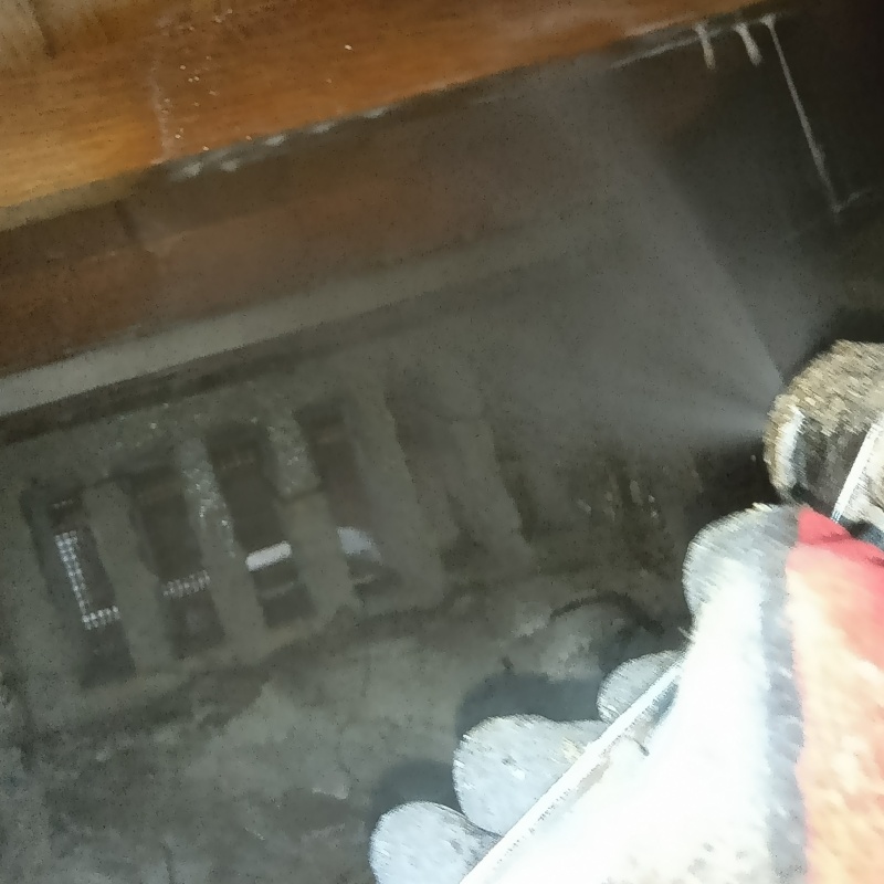 床下の木材にシロアリ駆除剤を散布