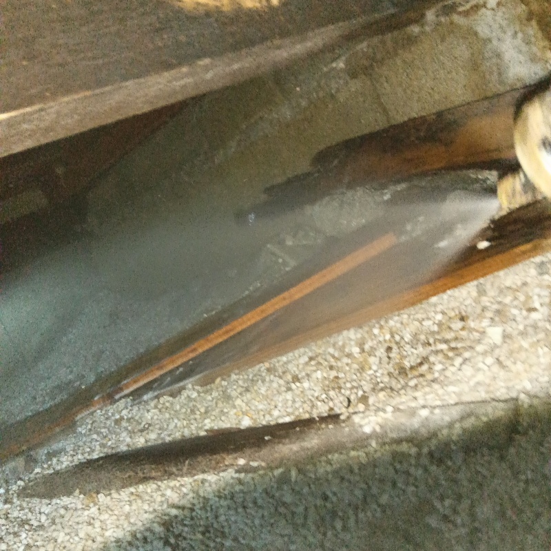 床下の地面にシロアリ駆除剤を散布