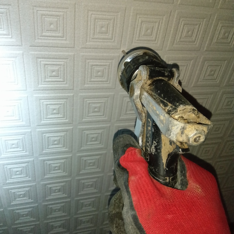 壁にシロアリ駆除剤を注入