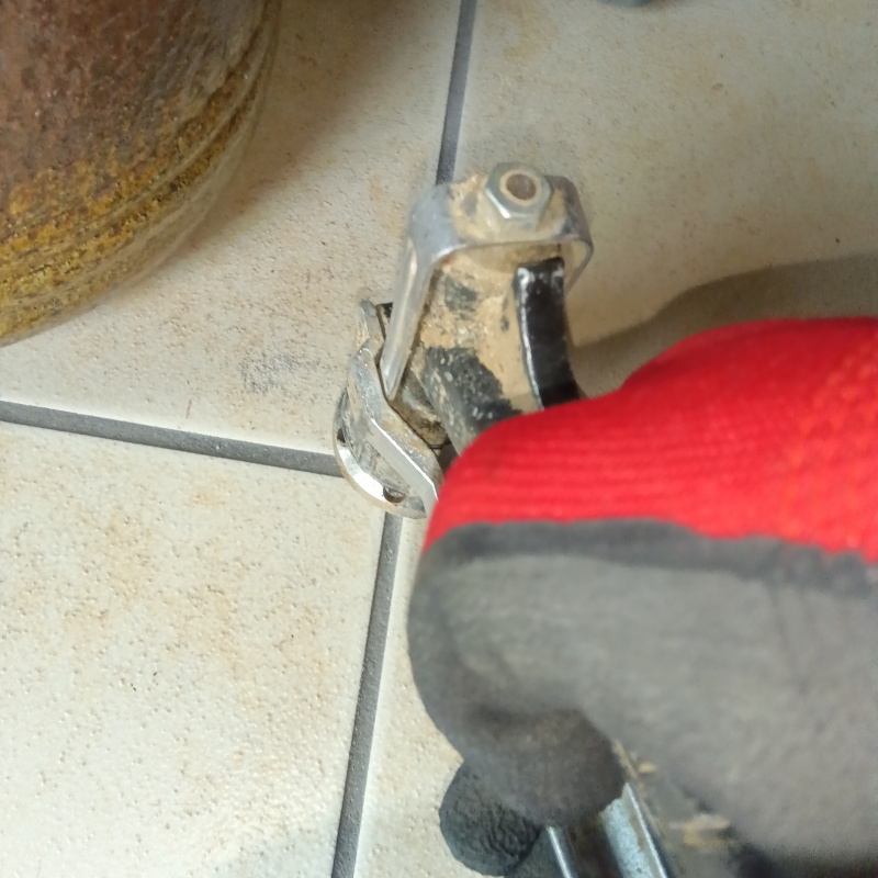 床にシロアリ駆除剤を注入