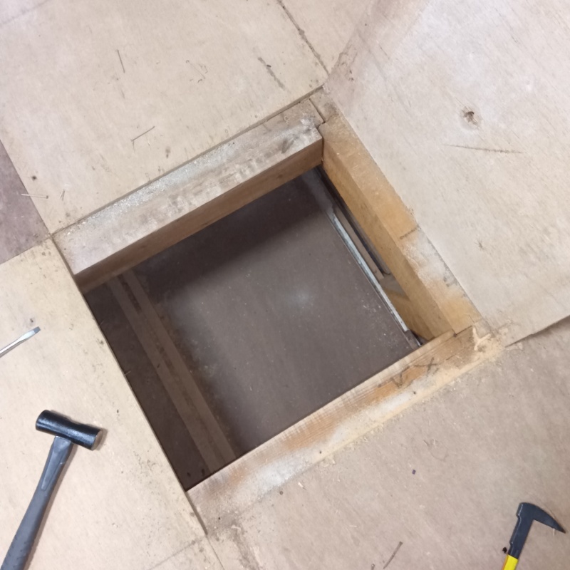 和室の床を切り抜いた様子