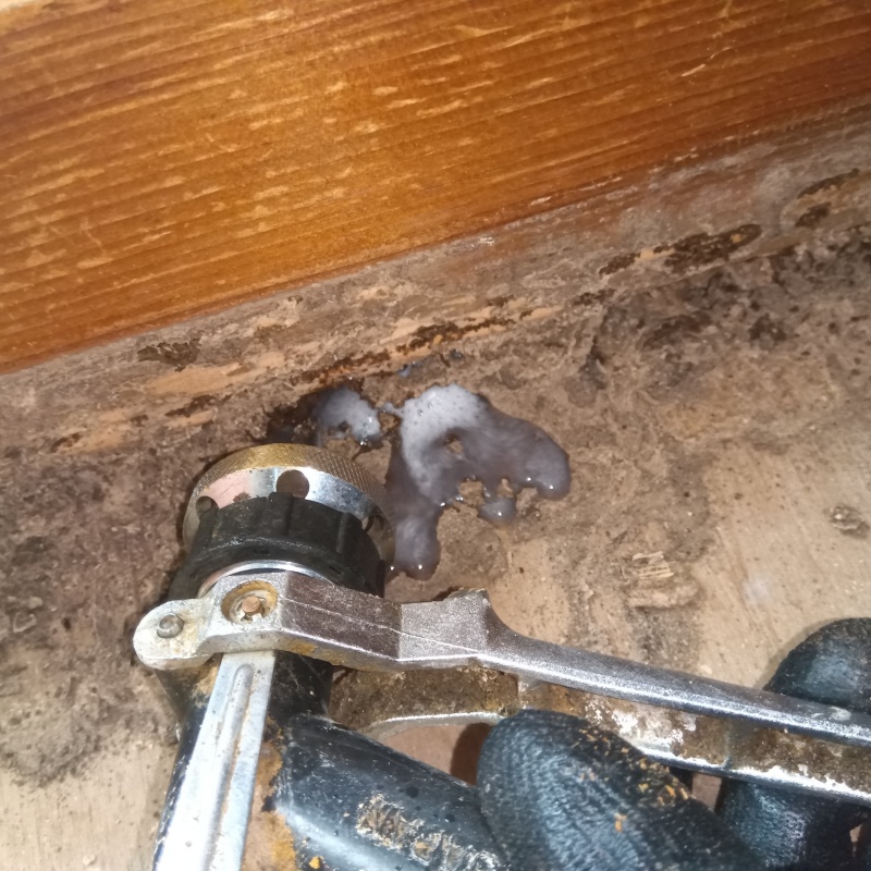 傷んだ床板にシロアリ駆除剤を注入