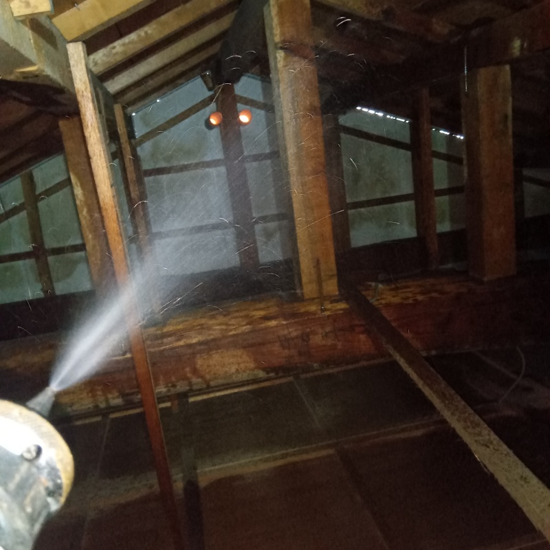 屋根裏にシロアリ駆除剤を散布