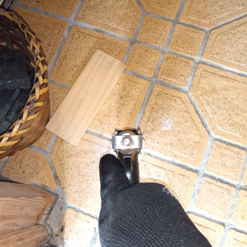 床にシロアリ駆除剤を注入