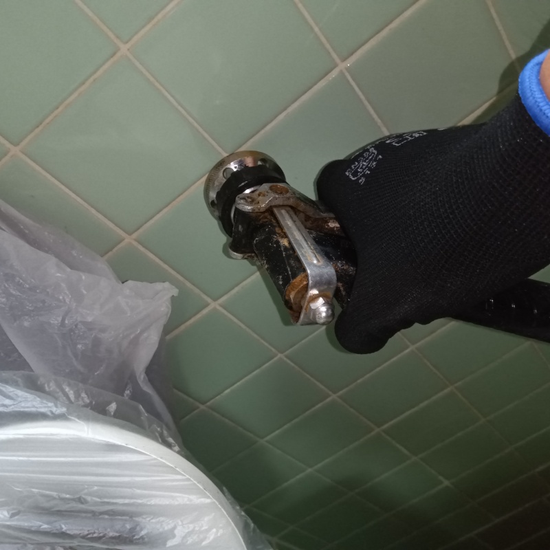 壁にシロアリ駆除剤を注入