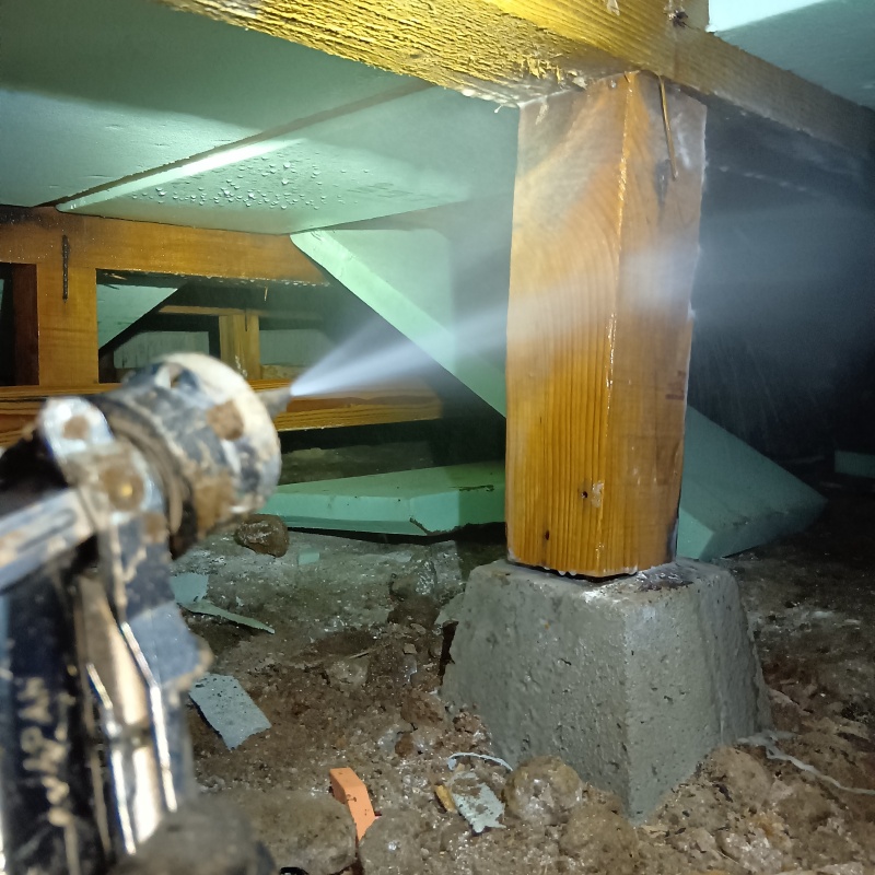 床下の木材にシロアリ駆除剤を散布