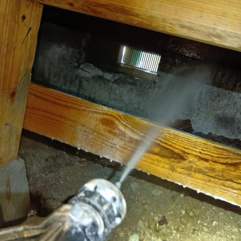 床下の木材にシロアリ駆除剤を散布