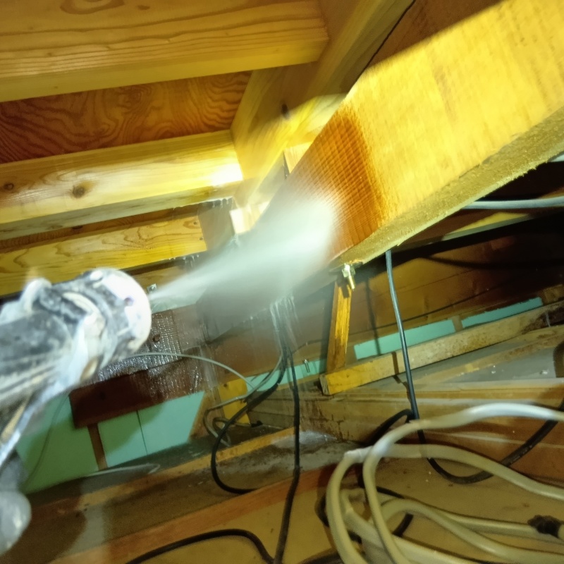 屋根裏にシロアリ駆除剤を散布