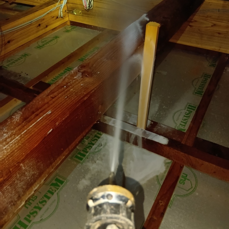 屋根裏にシロアリ駆除剤を散布