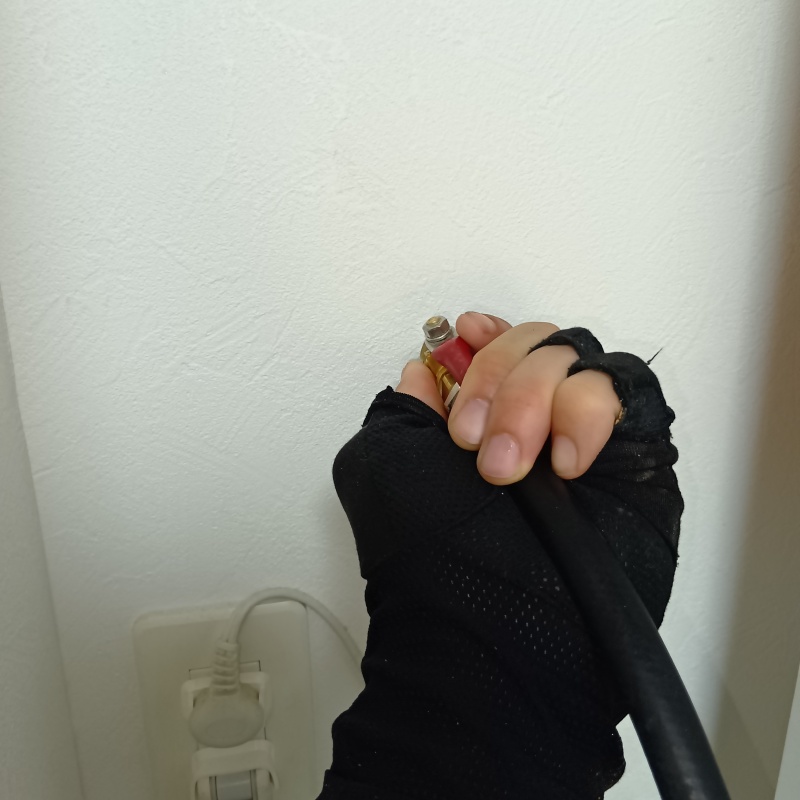 壁にシロアリ駆除剤を注入