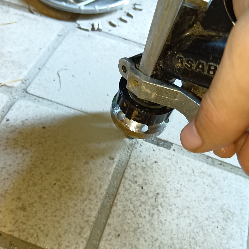 床にシロアリ駆除剤を注入