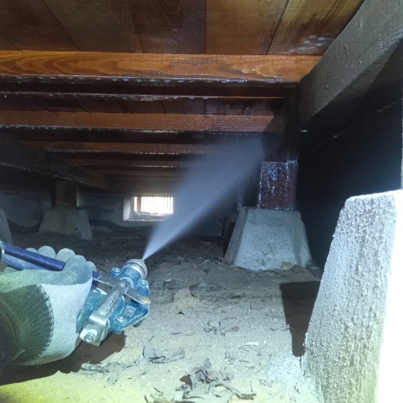 床下の木材にシロアリ駆除剤を散布