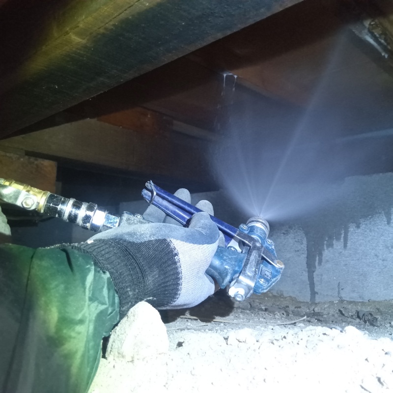 床下の木材にシロアリ駆除剤を散布