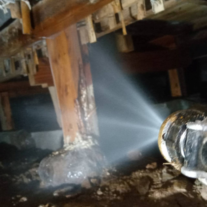 床下の木材にシロアリ駆除剤を散布