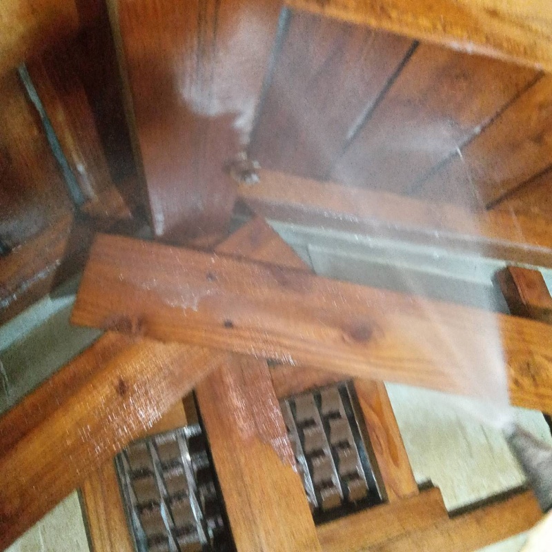 屋根裏にシロアリ駆除剤を散布