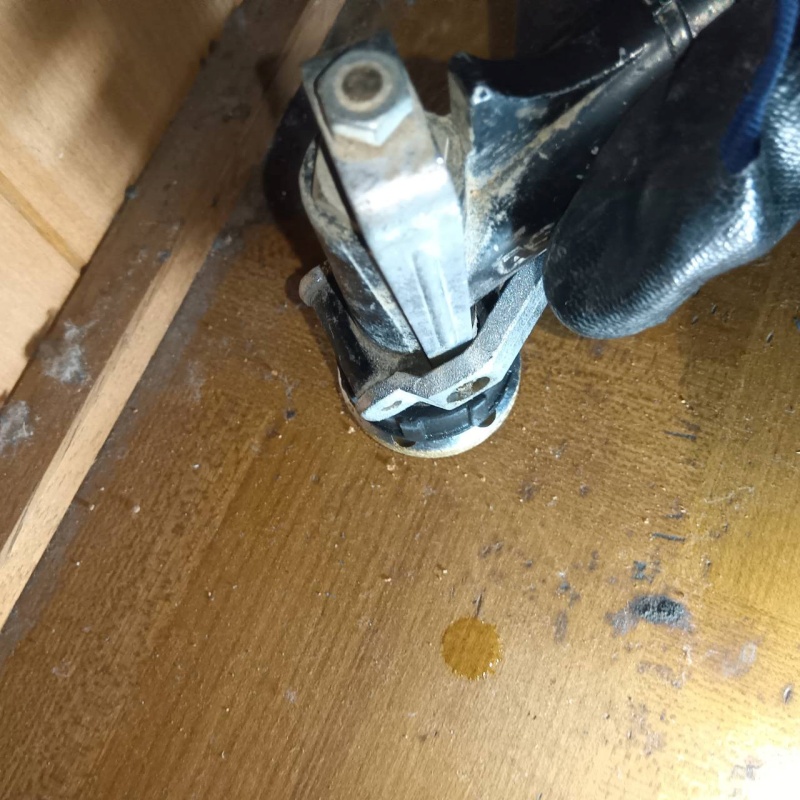 床にシロアリ駆除剤を注入