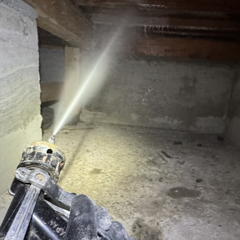 床下の木材にシロアリ駆除剤を散布