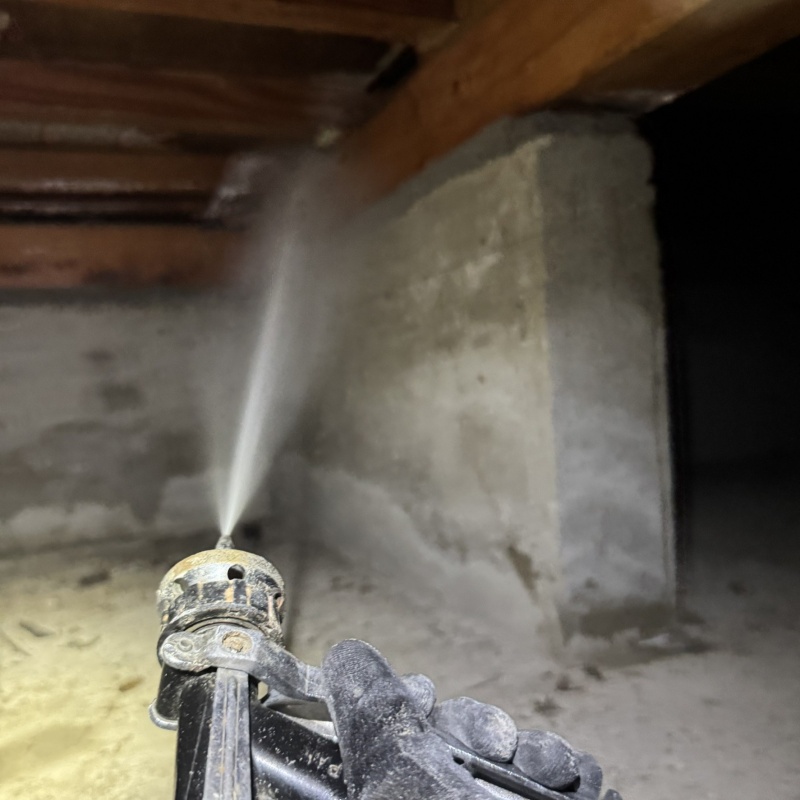 床下の木材にシロアリ駆除剤を散布