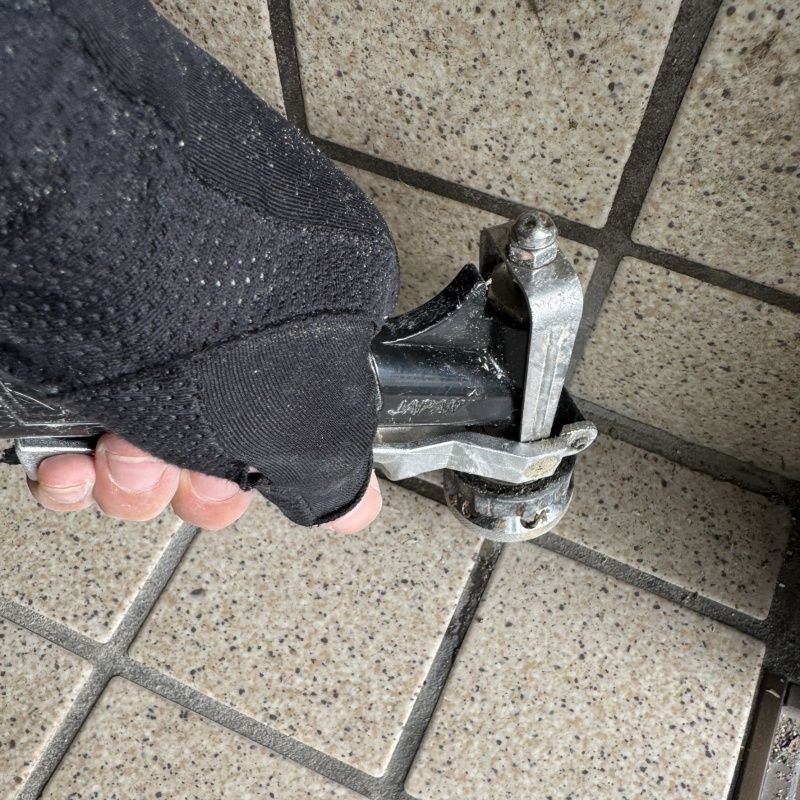 床にシロアリ駆除剤を注入