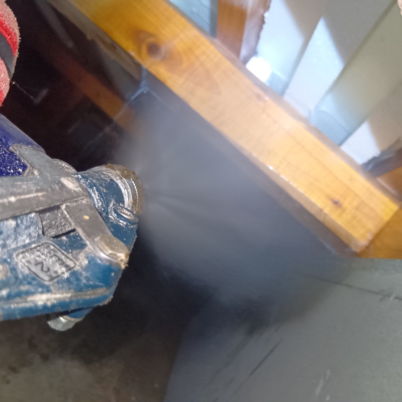 床下の木材にシロアリ駆除剤を散布