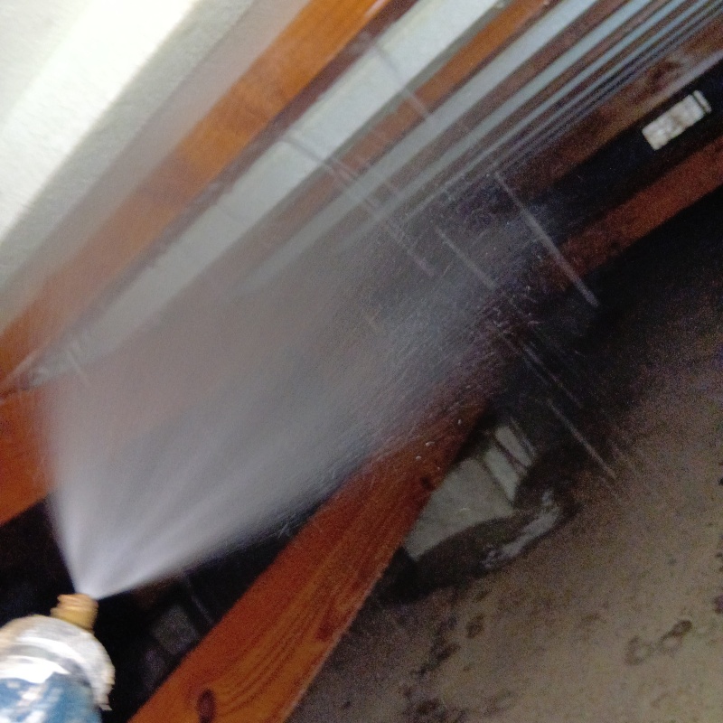 床下の木材にシロアリ駆除剤を散布