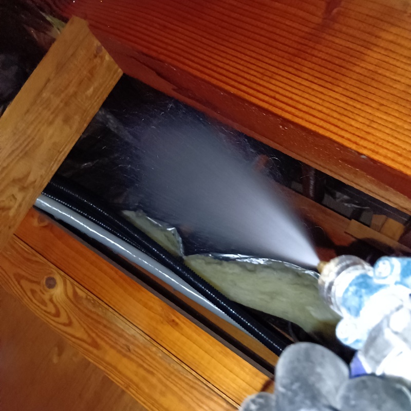 屋根裏にシロアリ駆除剤を散布