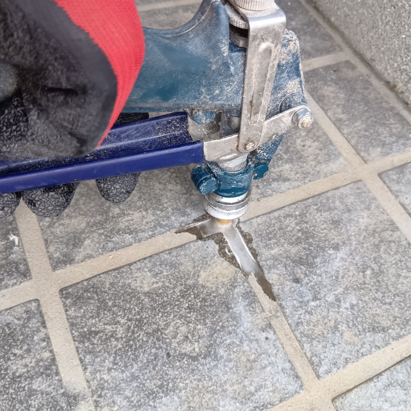 床にシロアリ駆除剤を注入