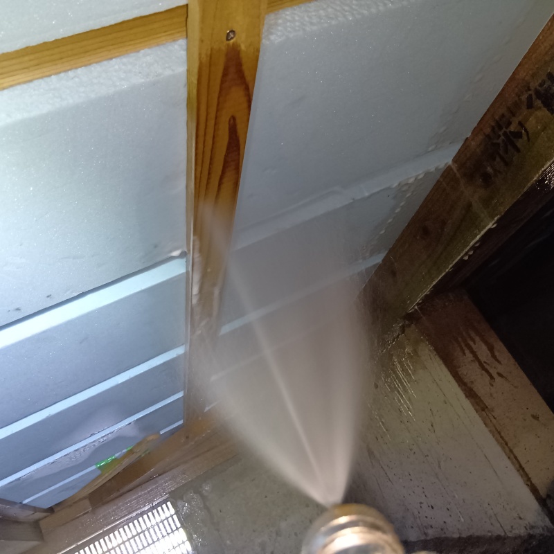 床下の木材にシロアリ駆除剤を散布