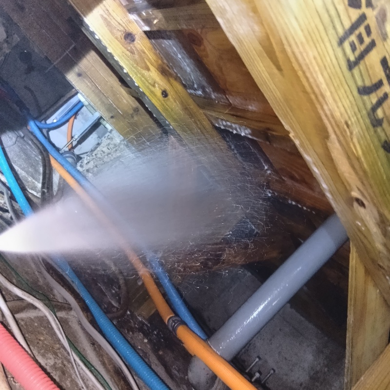 床下の木材にシロアリ駆除剤を散布