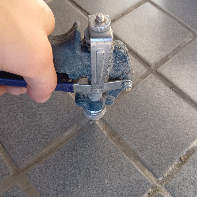 床にシロアリ駆除剤を注入