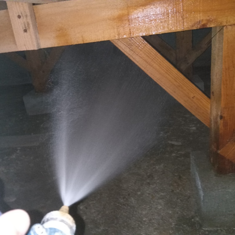 床下の木材にシロアリ駆除剤を散布