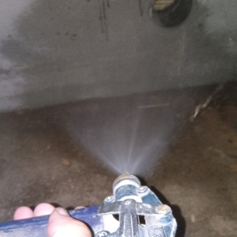 床下の地面にシロアリ駆除剤を散布