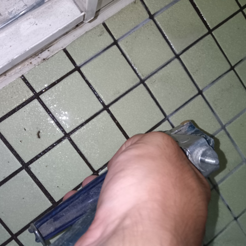 床にシロアリ駆除剤を注入