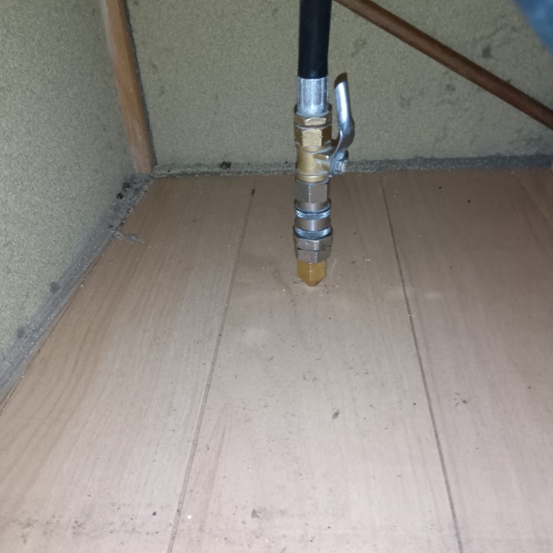 床にシロアリ駆除剤を注入