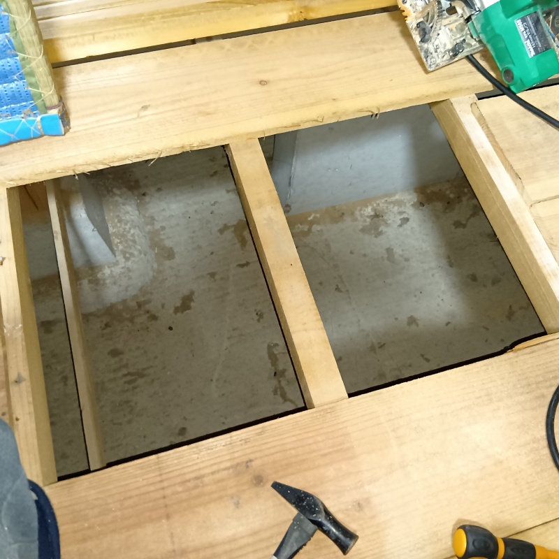 和室の床を切り抜いた様子