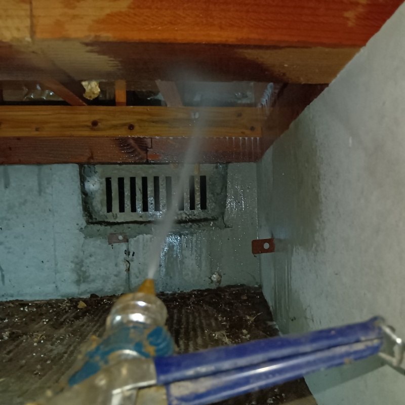 床下の木材にシロアリ駆除剤を散布