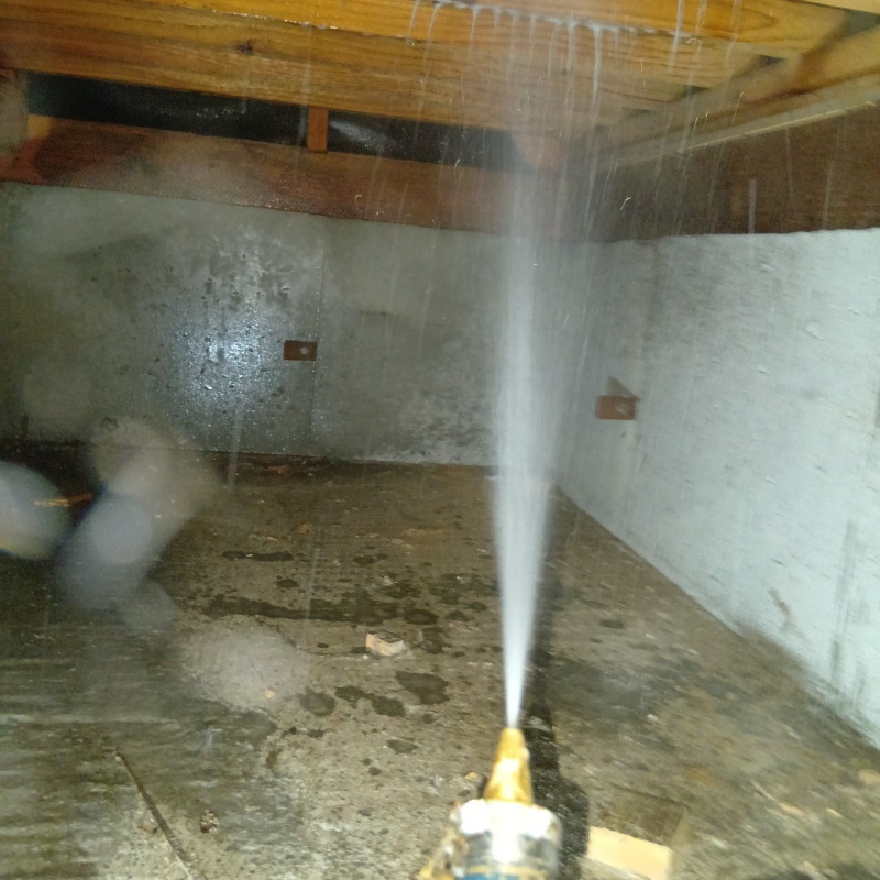 床下の木材にシロアリ駆除剤を散布