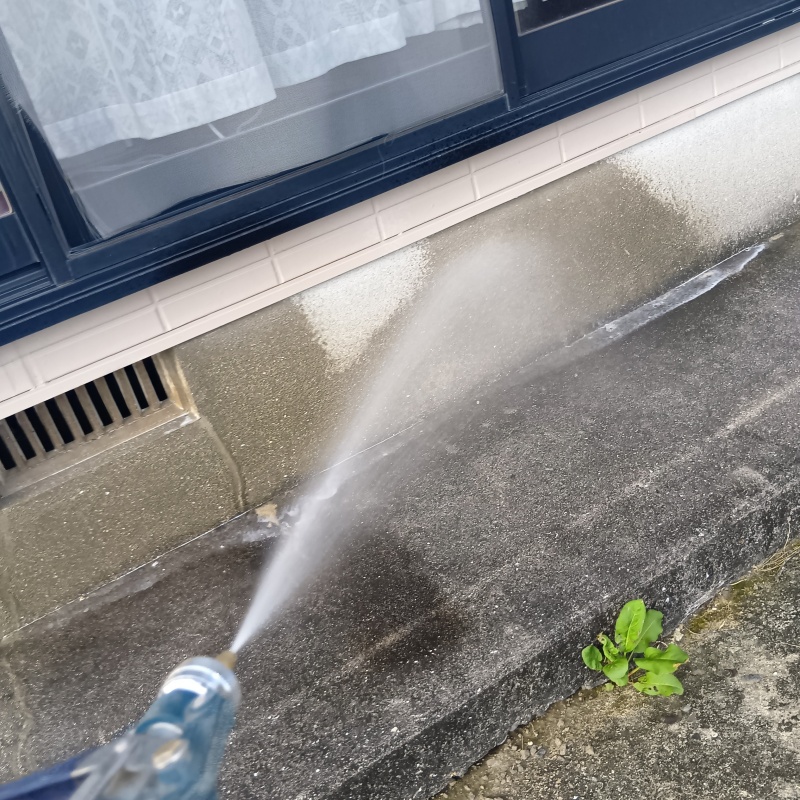 屋外の地面にシロアリ駆除剤を散布