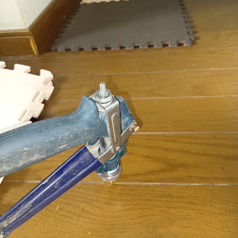 床にシロアリ駆除剤を注入