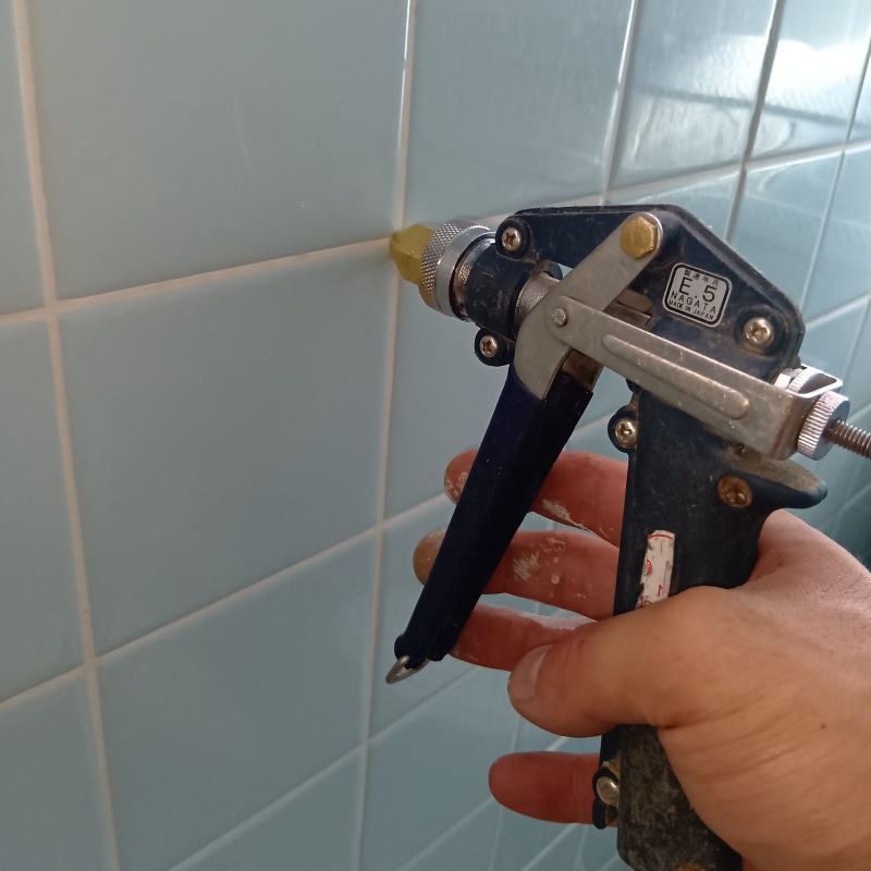 壁にシロアリ駆除剤を注入