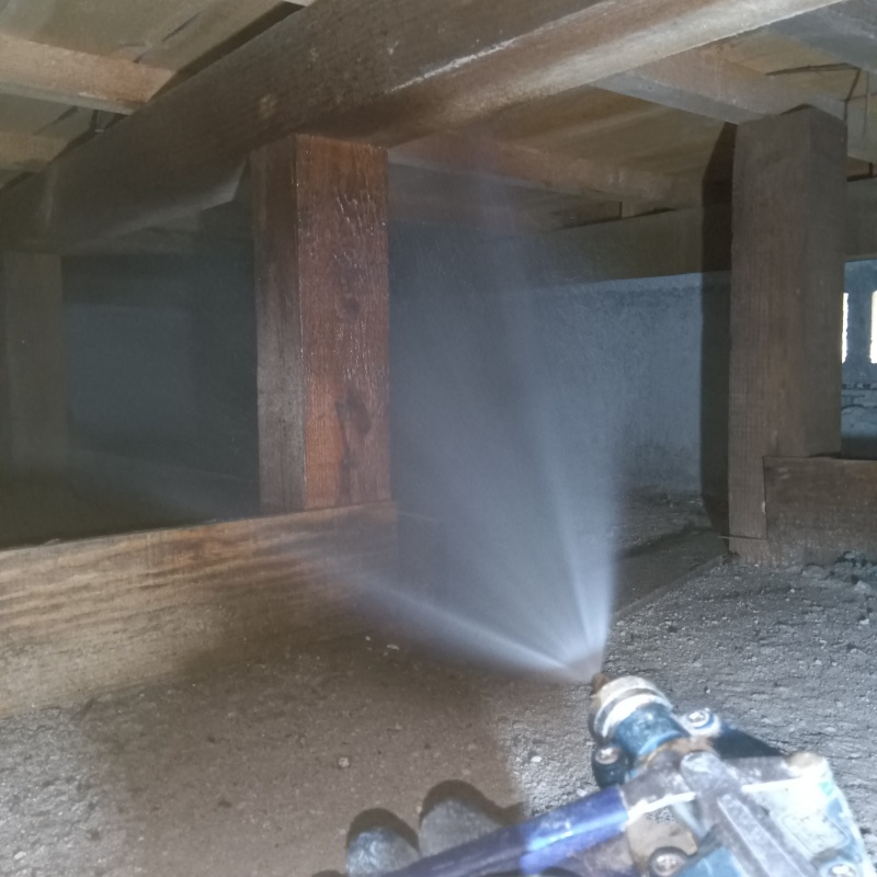 床下の木材にシロアリ駆除剤を散布