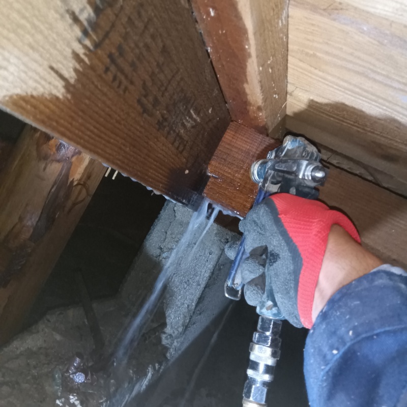 床下の木材にシロアリ駆除剤を散布