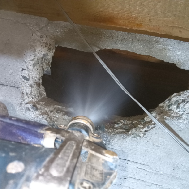 床下の地面にシロアリ駆除剤を散布