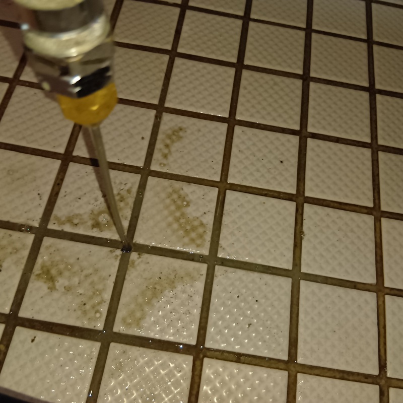 床にシロアリ駆除剤を注入