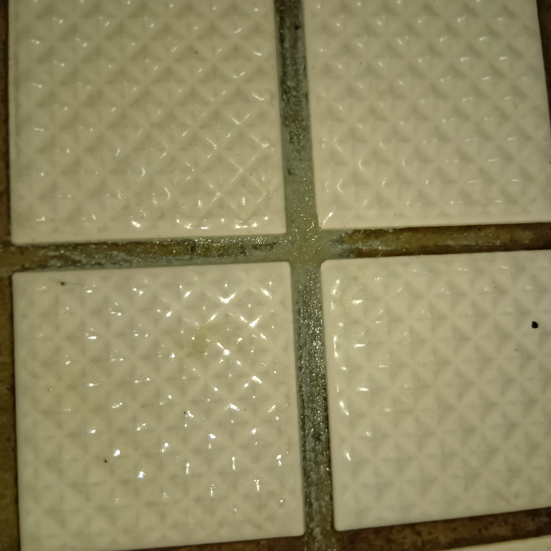 開けた穴を修復した様子