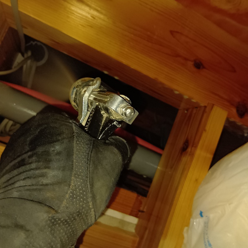 床下の木材にシロアリ駆除剤を散布