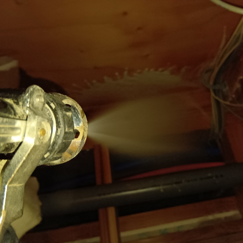 床下の木材にシロアリ駆除剤を散布